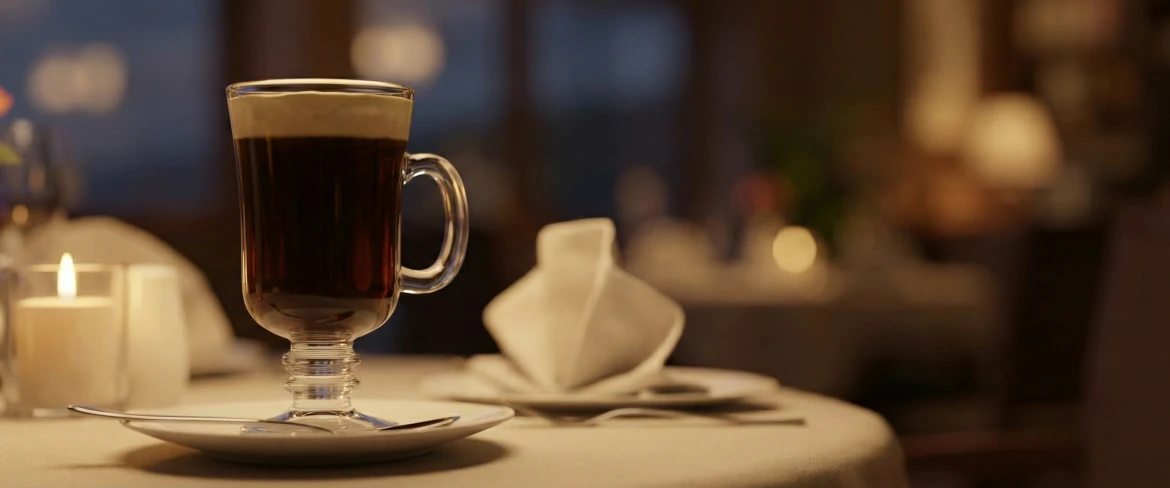 Kawa z alkoholem w stylu Irish coffee podana na ciepło